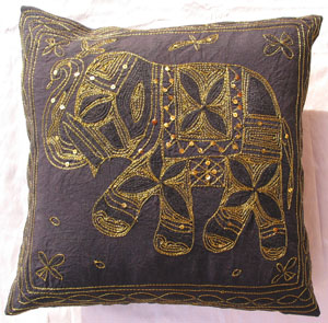 1xKissen_Stoff_gold_bestickt