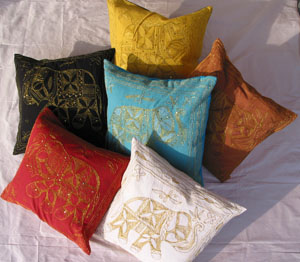 5xKissen_Stoff_gold_bestickt