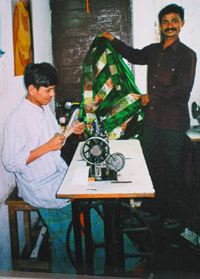 Delhi_GouriArtsTagesdeckeNaehmaschine1__bearb_komp