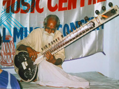 Indien_MannMitSitar_bearb_komp