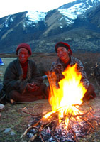 Dolpo_Zwei_Tibeter_Lagerfeuer_bearb_komp