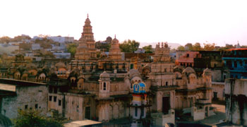 Indien_Pushkar_ueberDenDaechern_bearb_komp