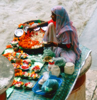 Indien_Rishikesh_BlumenFrauGanges_bearb_komp