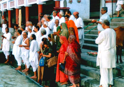 Indien_Rishikesh_GebeteAmGanges_bearb_komp