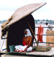 Indien_Varanasi_Meditierender2_bearb_komp