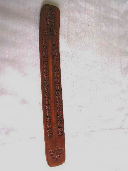 Raeucherstaebchenhalter_geschnitzt