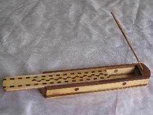 Raeucherstaebchenhalterbox_kariert